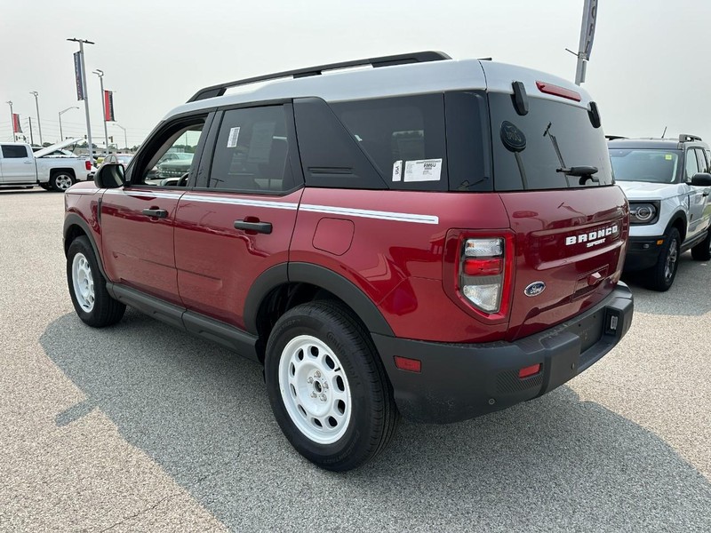 Ford Bronco Sport Vehicle Full-screen Gallery Image 3