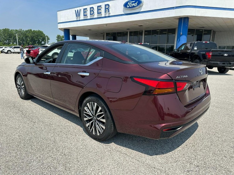 Nissan Altima Vehicle Full-screen Gallery Image 3