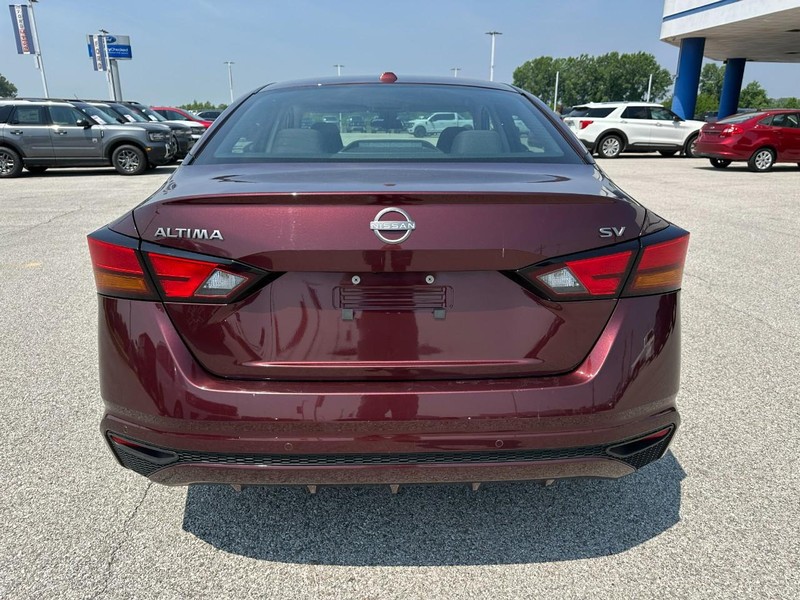 Nissan Altima Vehicle Full-screen Gallery Image 4