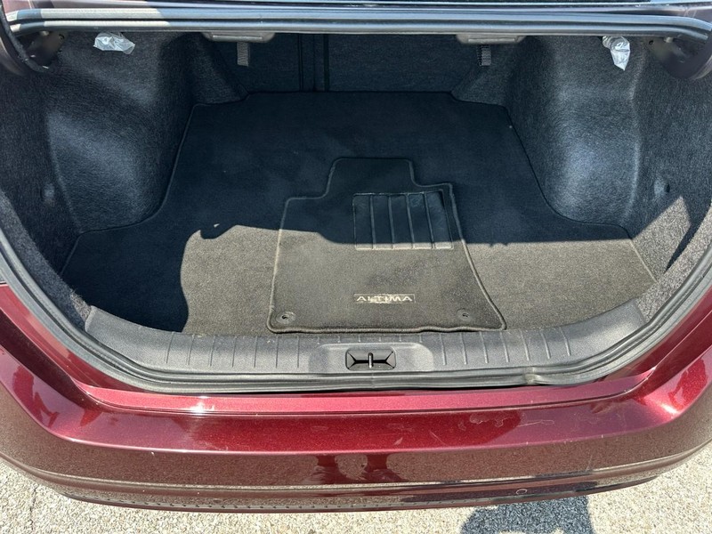 Nissan Altima Vehicle Full-screen Gallery Image 5