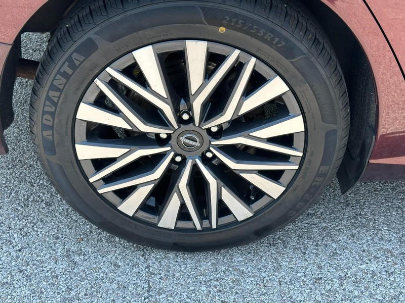 Nissan Altima Vehicle Full-screen Gallery Image 7