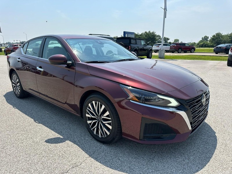 Nissan Altima Vehicle Full-screen Gallery Image 8