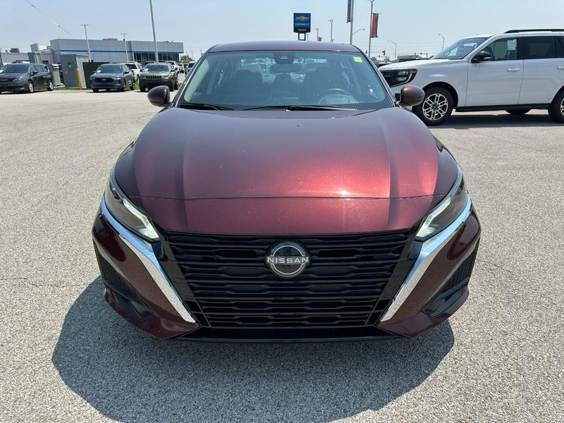 Nissan Altima Vehicle Full-screen Gallery Image 9