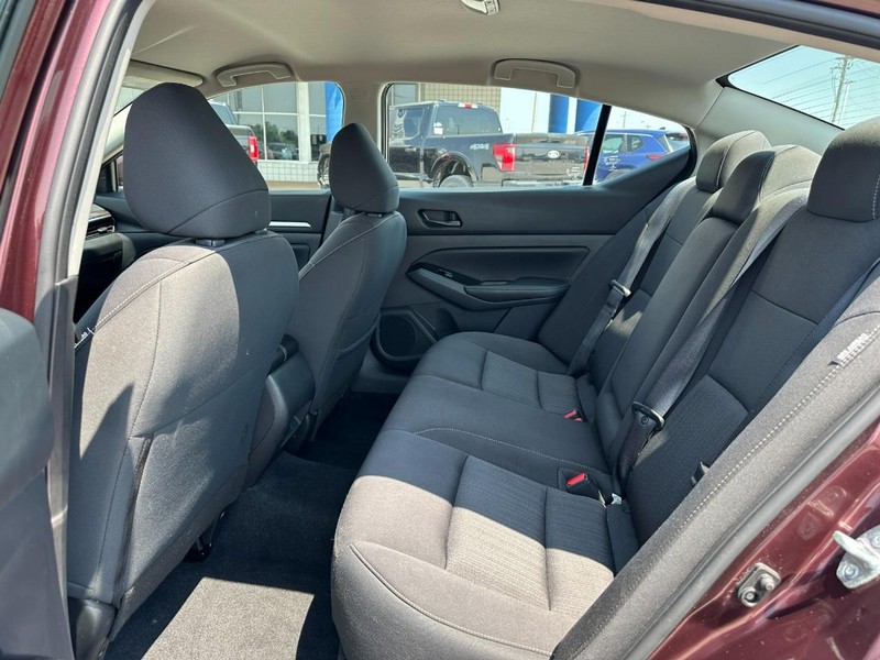 Nissan Altima Vehicle Full-screen Gallery Image 10