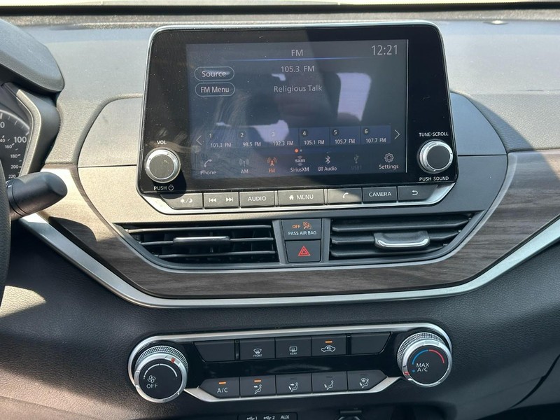 Nissan Altima Vehicle Full-screen Gallery Image 13