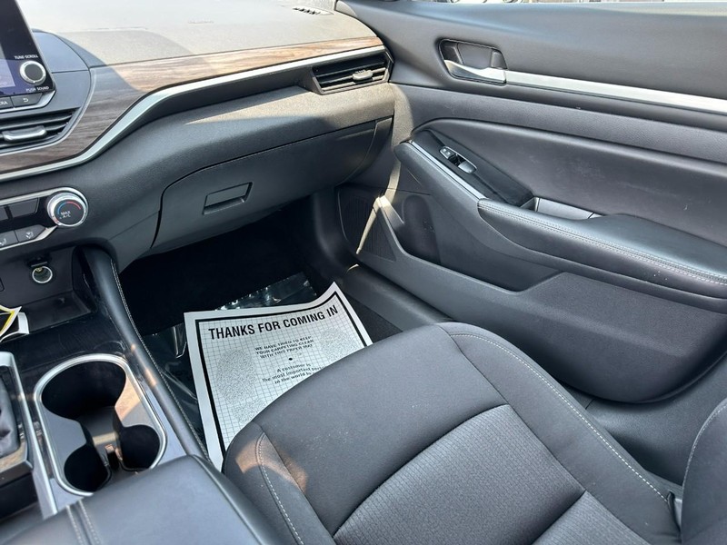 Nissan Altima Vehicle Full-screen Gallery Image 15