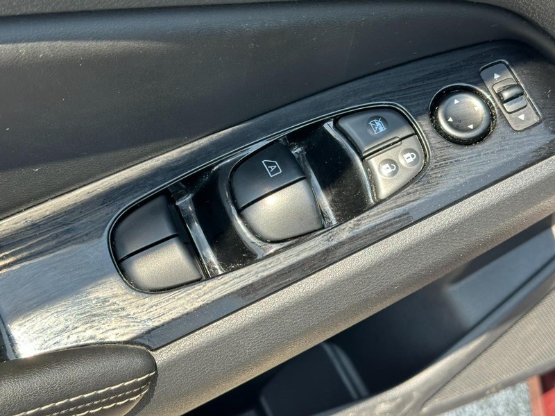 Nissan Altima Vehicle Full-screen Gallery Image 16