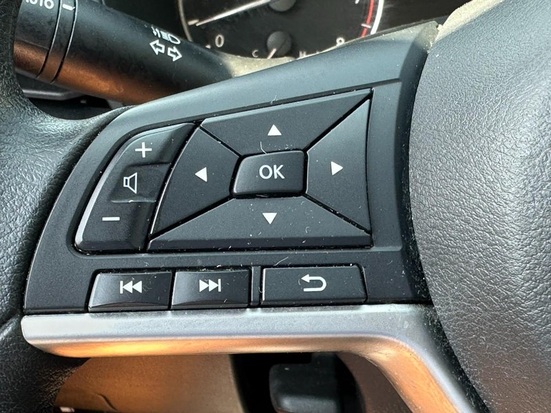 Nissan Altima Vehicle Full-screen Gallery Image 18