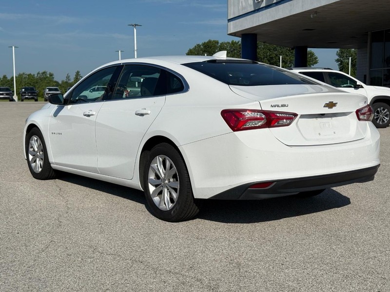 Chevrolet Malibu Vehicle Full-screen Gallery Image 3