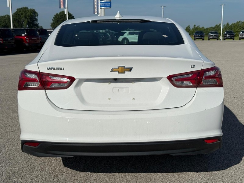 Chevrolet Malibu Vehicle Full-screen Gallery Image 4