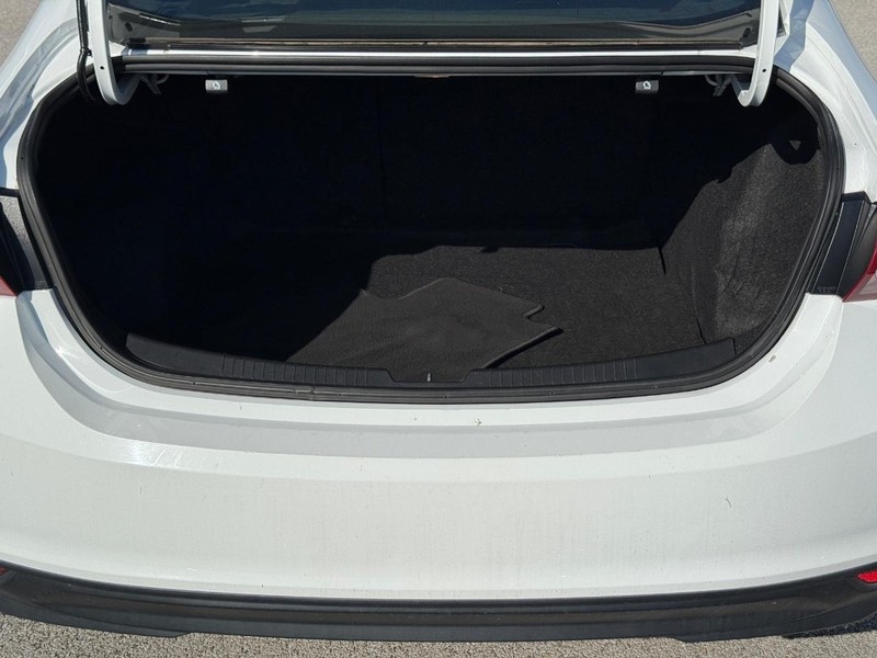 Chevrolet Malibu Vehicle Full-screen Gallery Image 6