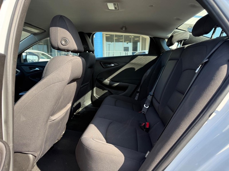 Chevrolet Malibu Vehicle Full-screen Gallery Image 10