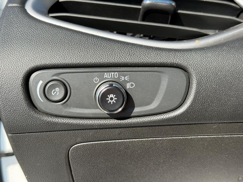 Chevrolet Malibu Vehicle Full-screen Gallery Image 22