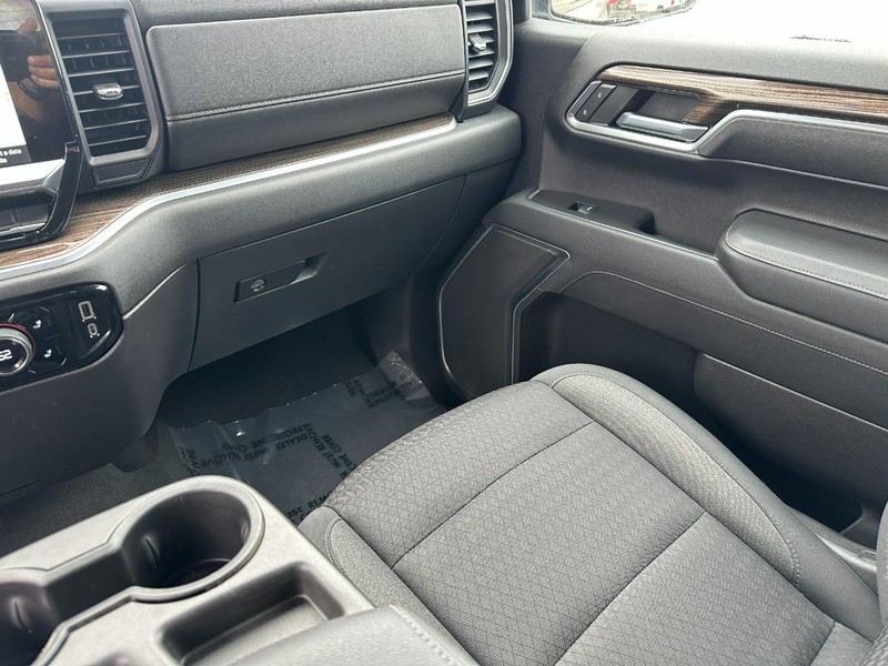 Chevrolet Silverado 1500 Vehicle Full-screen Gallery Image 15