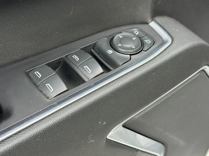 Chevrolet Silverado 1500 Vehicle Full-screen Gallery Image 16