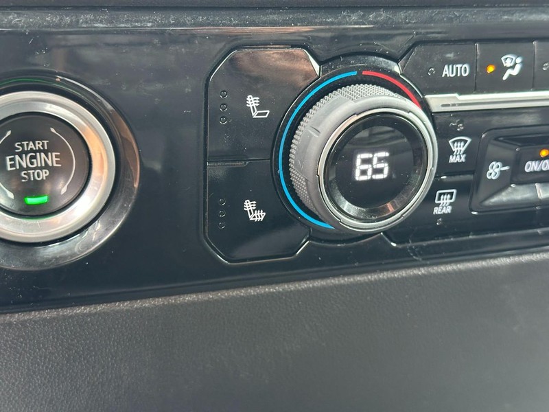 Chevrolet Silverado 1500 Vehicle Full-screen Gallery Image 21