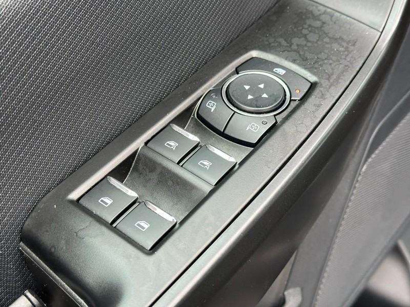 Ford F-150 Vehicle Full-screen Gallery Image 9