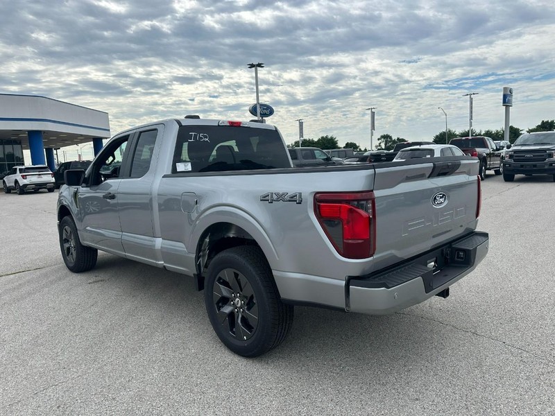 Ford F-150 Vehicle Full-screen Gallery Image 3