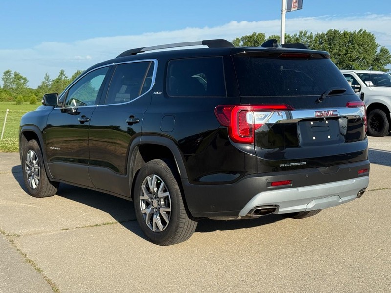 GMC Acadia Vehicle Full-screen Gallery Image 3