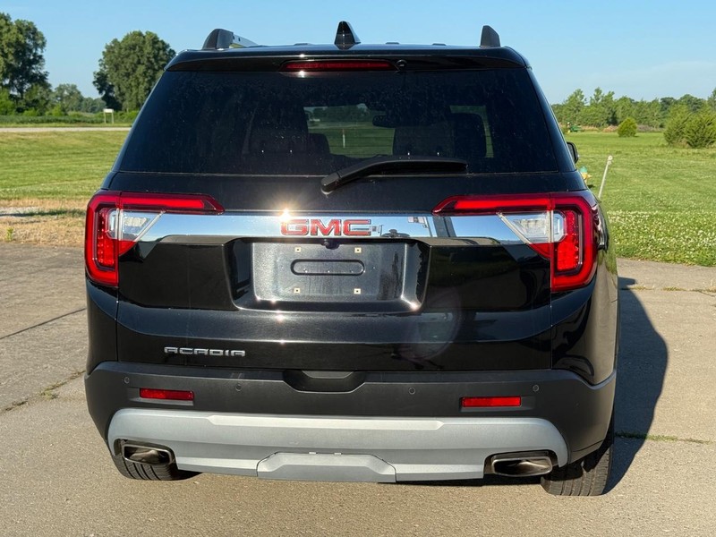 GMC Acadia Vehicle Full-screen Gallery Image 4