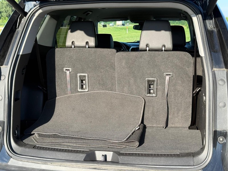 GMC Acadia Vehicle Full-screen Gallery Image 6