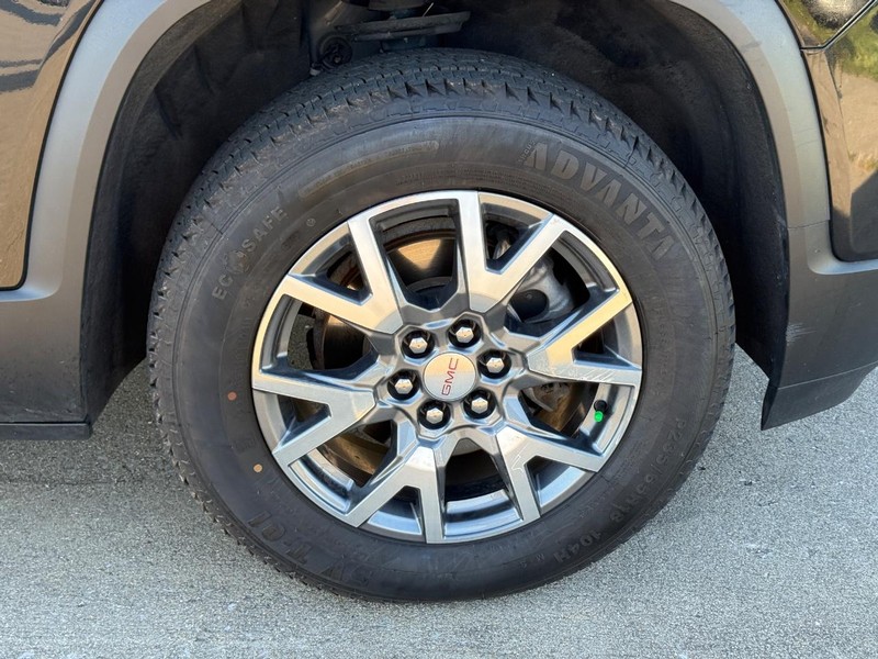 GMC Acadia Vehicle Full-screen Gallery Image 7