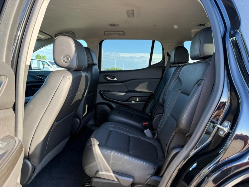 GMC Acadia Vehicle Full-screen Gallery Image 11