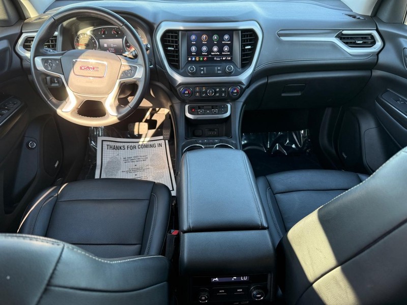 GMC Acadia Vehicle Full-screen Gallery Image 12