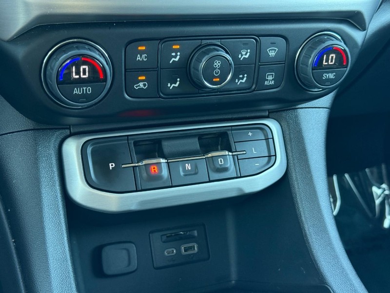 GMC Acadia Vehicle Full-screen Gallery Image 19