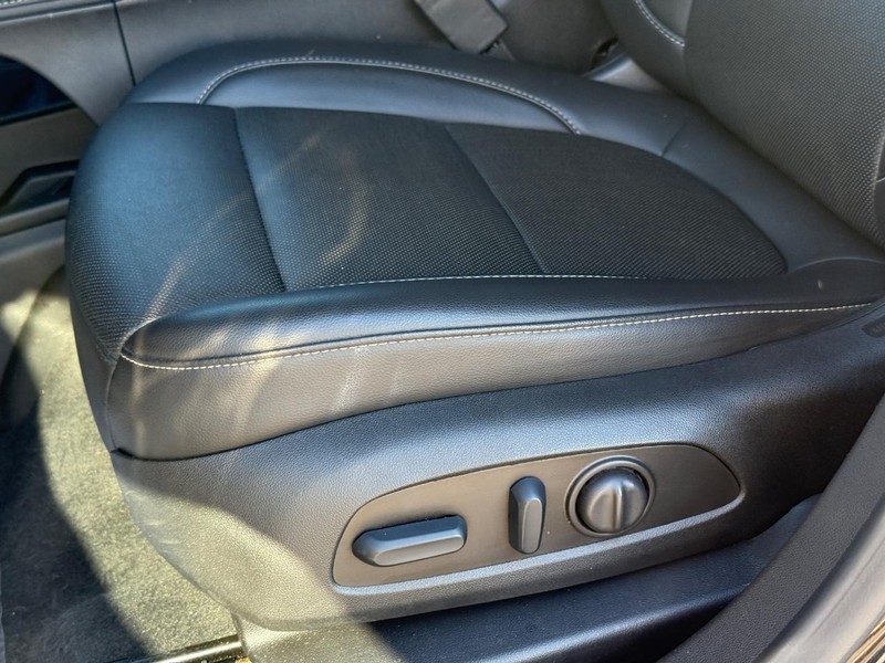 GMC Acadia Vehicle Full-screen Gallery Image 24