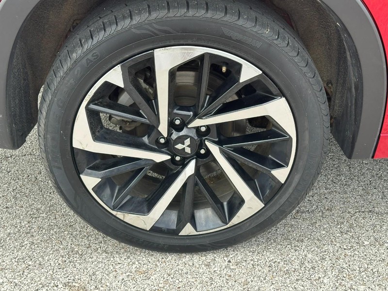 Mitsubishi Outlander Vehicle Full-screen Gallery Image 6