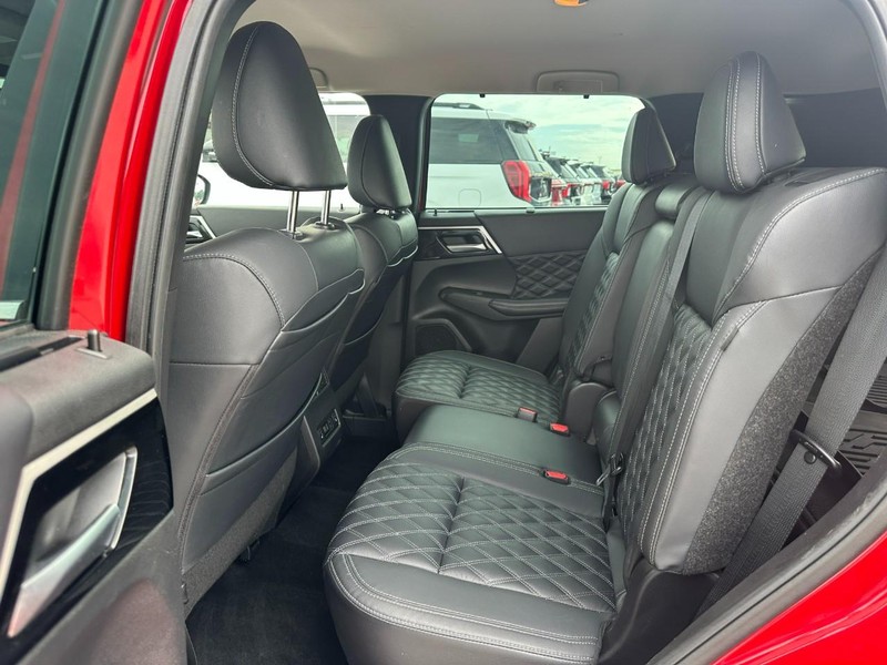 Mitsubishi Outlander Vehicle Full-screen Gallery Image 10