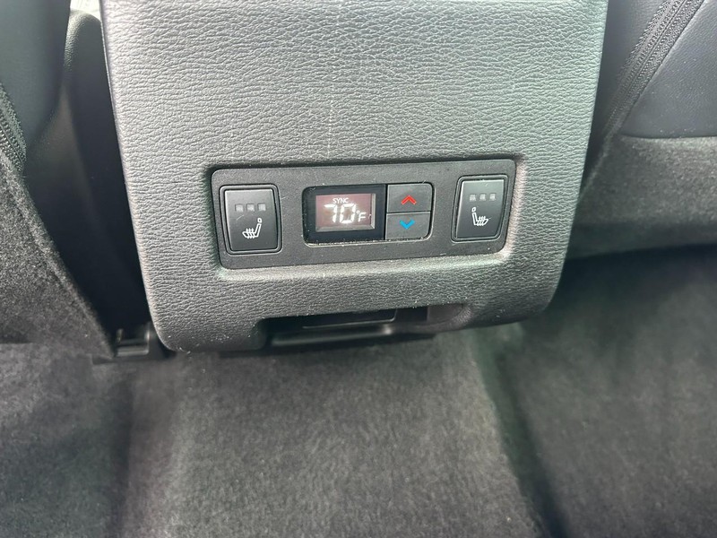 Mitsubishi Outlander Vehicle Full-screen Gallery Image 11