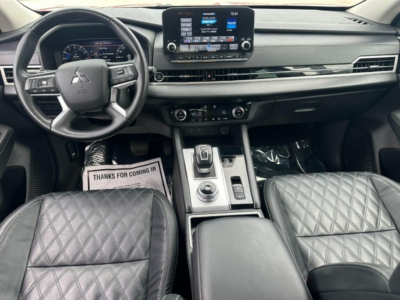 Mitsubishi Outlander Vehicle Full-screen Gallery Image 12