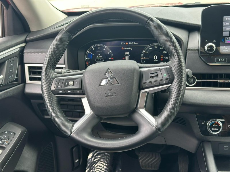 Mitsubishi Outlander Vehicle Full-screen Gallery Image 13