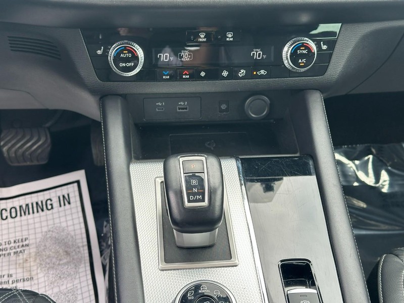 Mitsubishi Outlander Vehicle Full-screen Gallery Image 15