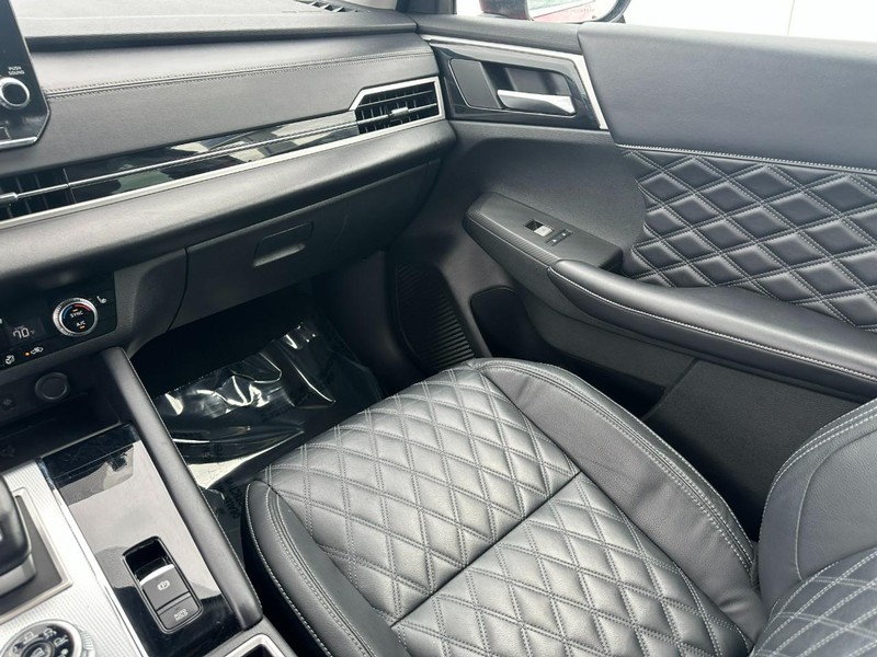 Mitsubishi Outlander Vehicle Full-screen Gallery Image 16