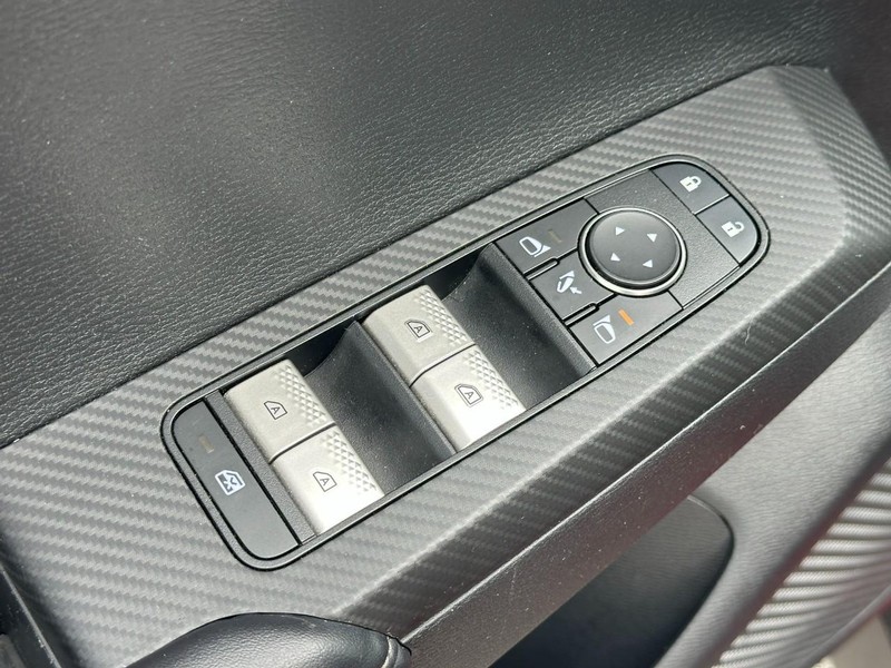 Mitsubishi Outlander Vehicle Full-screen Gallery Image 17