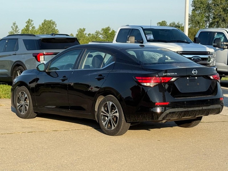 Nissan Sentra Vehicle Full-screen Gallery Image 3