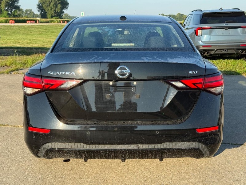 Nissan Sentra Vehicle Full-screen Gallery Image 4