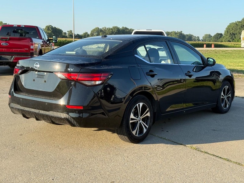 Nissan Sentra Vehicle Full-screen Gallery Image 5