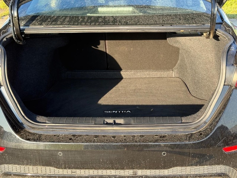 Nissan Sentra Vehicle Full-screen Gallery Image 6