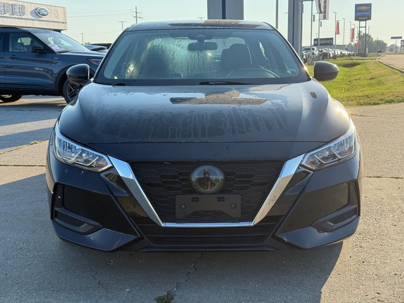 Nissan Sentra Vehicle Full-screen Gallery Image 9