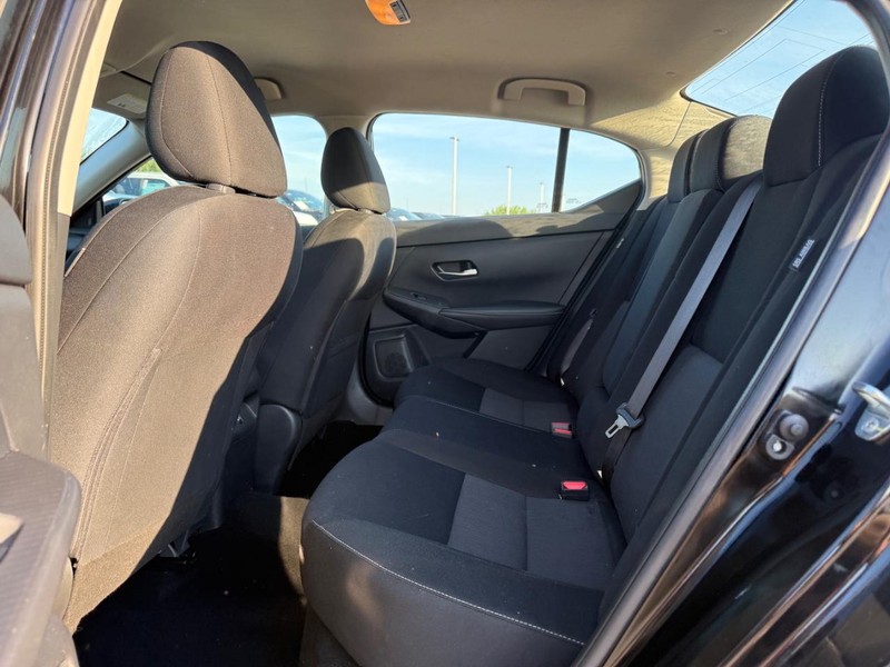 Nissan Sentra Vehicle Full-screen Gallery Image 10