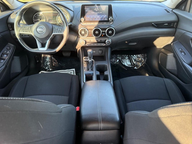 Nissan Sentra Vehicle Full-screen Gallery Image 11