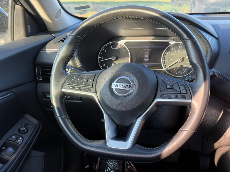 Nissan Sentra Vehicle Full-screen Gallery Image 12