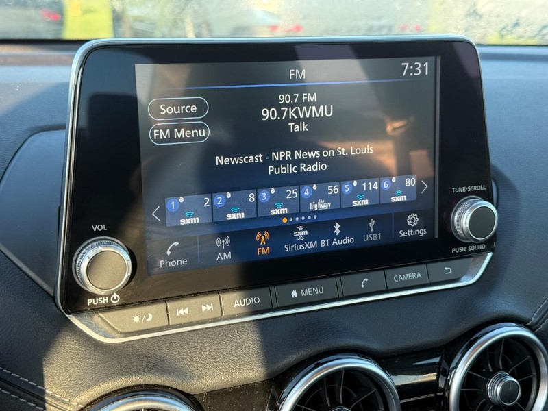 Nissan Sentra Vehicle Full-screen Gallery Image 15