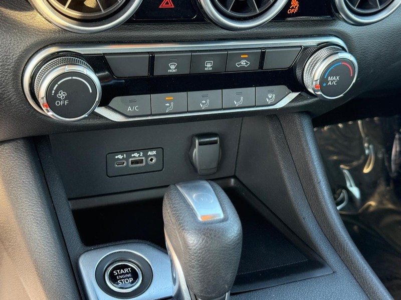 Nissan Sentra Vehicle Full-screen Gallery Image 17