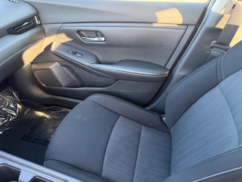 Nissan Sentra Vehicle Full-screen Gallery Image 19