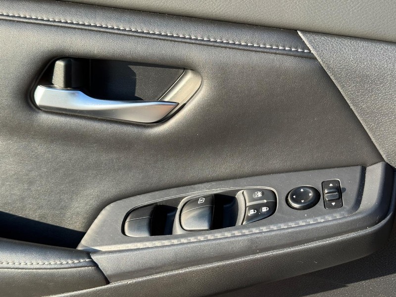 Nissan Sentra Vehicle Full-screen Gallery Image 21